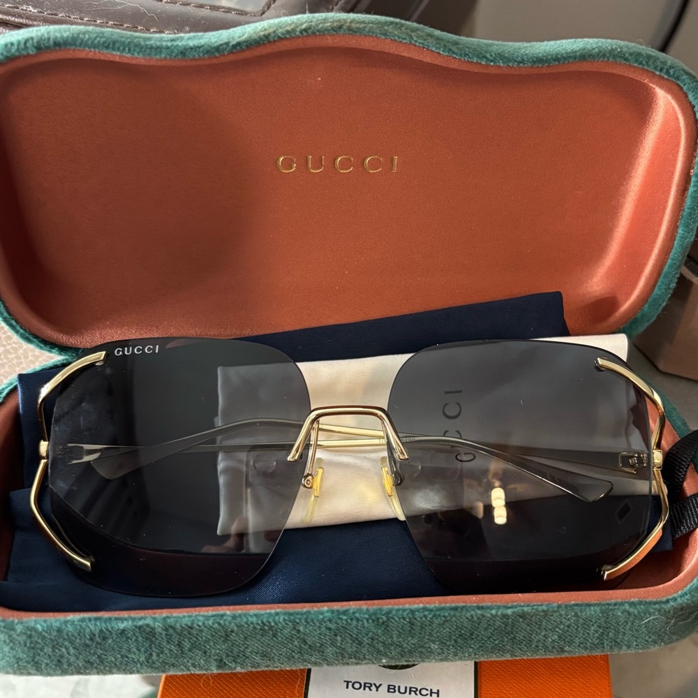 Gucci Designer Sunglasses
GG0646S 001